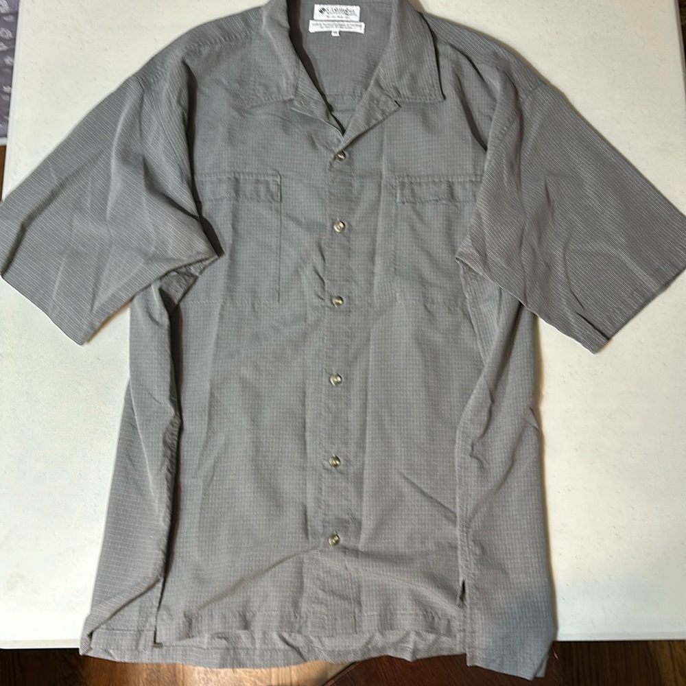 Columbia men’s short sleeve button up GRT shirt.